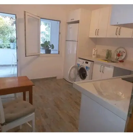 Appartement Gumuslukte Altta Yer Alan Sirin Bir Ev